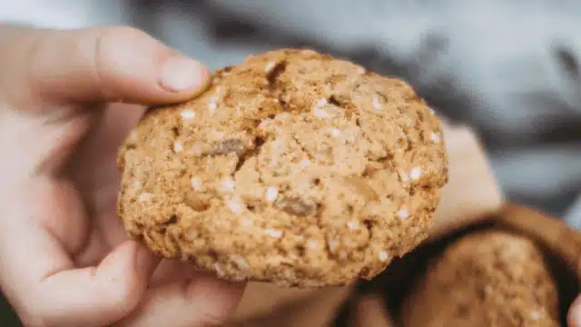 Images qui montrent une main tenant un cookie